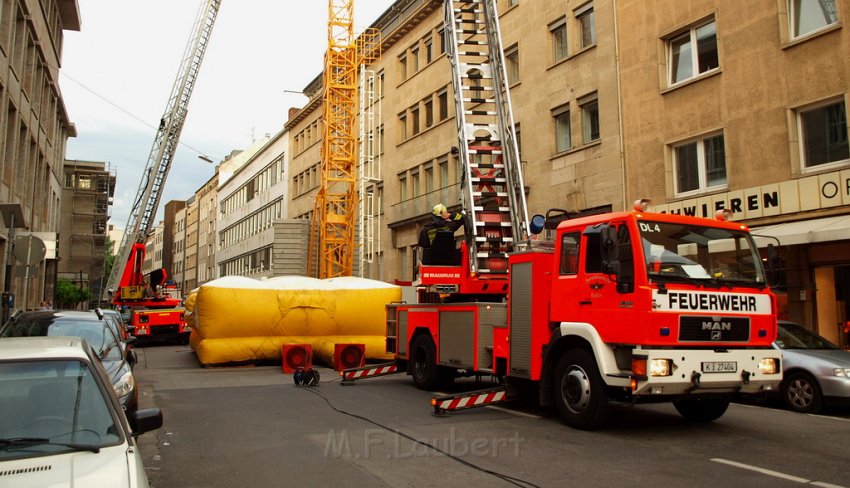 Person auf Baukran Koeln Christophstr P027.JPG